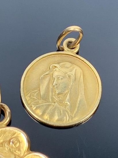 Ensemble de trois pendentifs en or jaune,...