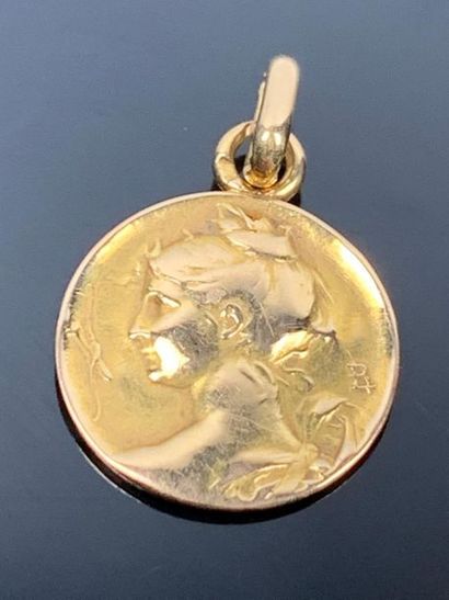 Ensemble de trois pendentifs en or jaune,...