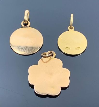 Ensemble de trois pendentifs en or jaune,...