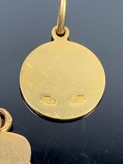 Ensemble de trois pendentifs en or jaune,...