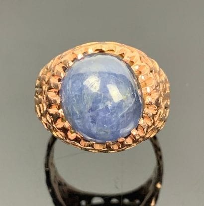 Bague en or jaune sertie d'une racine de...