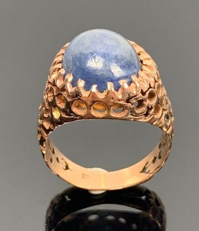 Bague en or jaune sertie d'une racine de...