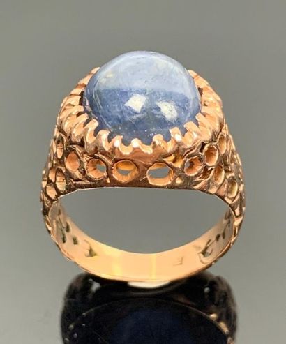 Bague en or jaune sertie d'une racine de...