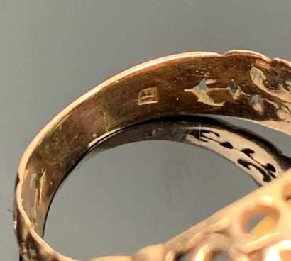 Bague en or jaune sertie d'une racine de...
