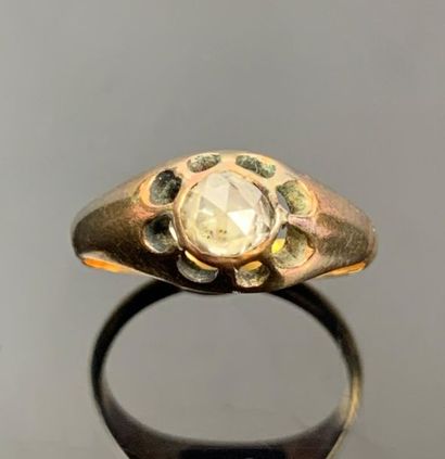 Bague en or jaune ornée d'un diamant ancien.

Tour...