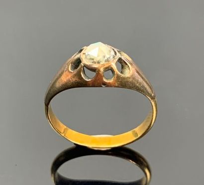 Bague en or jaune ornée d'un diamant ancien.

Tour...