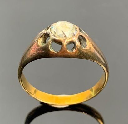 Bague en or jaune ornée d'un diamant ancien.

Tour...