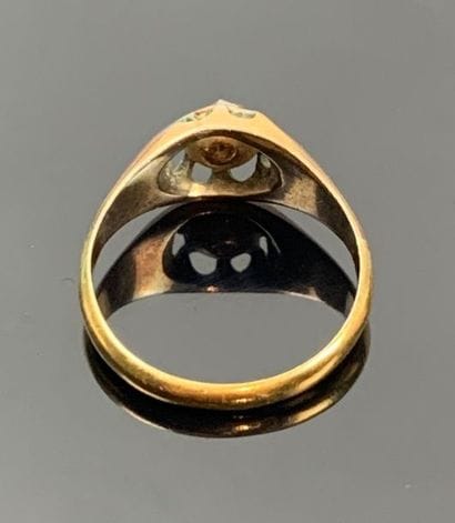 Bague en or jaune ornée d'un diamant ancien.

Tour...