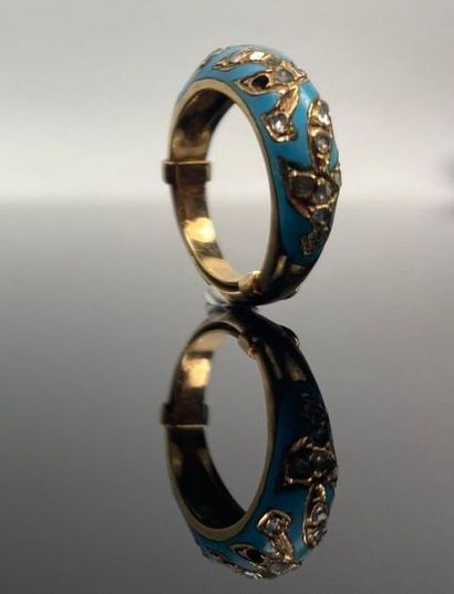 Bague en or jaune, émail bleu et petits diamants.

Tour...