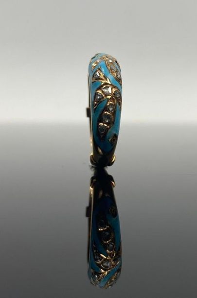 Bague en or jaune, émail bleu et petits diamants.

Tour...