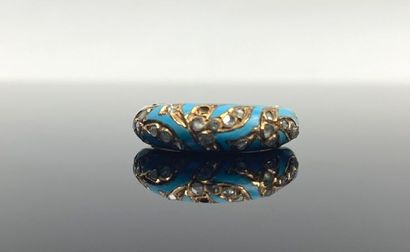 Bague en or jaune, émail bleu et petits diamants.

Tour...