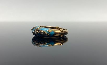 Bague en or jaune, émail bleu et petits diamants.

Tour...