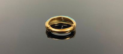 Bague en or jaune, émail bleu et petits diamants.

Tour...