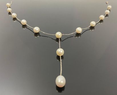 Collier en or blanc et perles, formant négligé.

L_53...