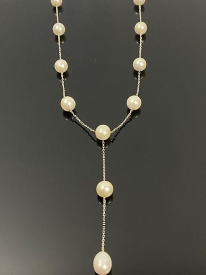 Collier en or blanc et perles, formant négligé.

L_53...