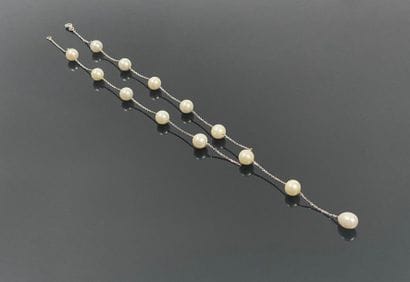 Collier en or blanc et perles, formant négligé.

L_53...