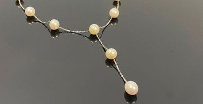 Collier en or blanc et perles, formant négligé.

L_53...