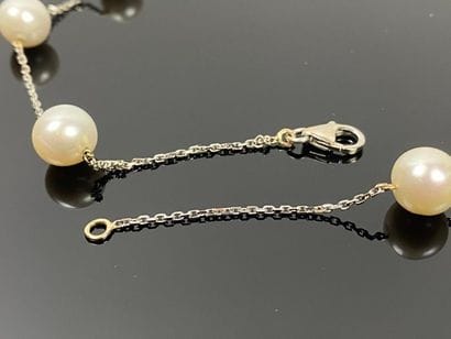 Collier en or blanc et perles, formant négligé.

L_53...