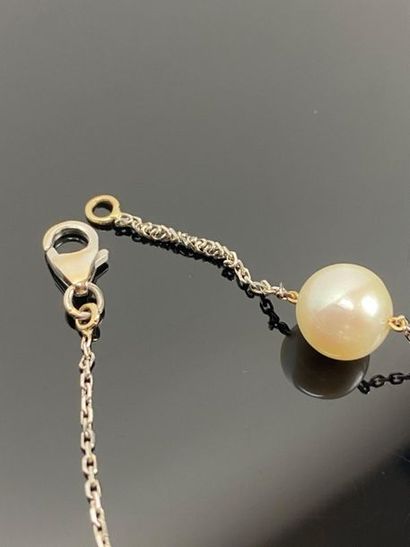 Collier en or blanc et perles, formant négligé.

L_53...
