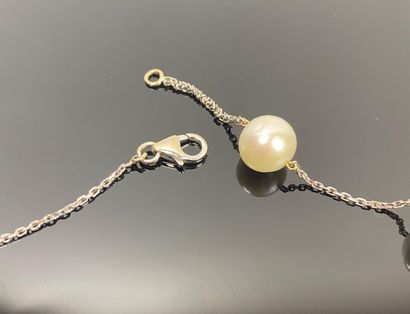 Collier en or blanc et perles, formant négligé.

L_53...