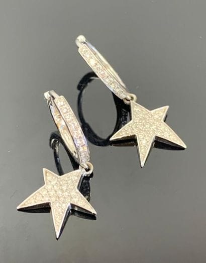 Paire de boucles d'oreilles en or blanc et...
