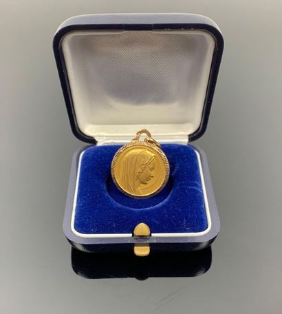 Médaille en or jaune figurant une Vierge.

D-2...
