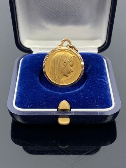 Médaille en or jaune figurant une Vierge.

D-2...