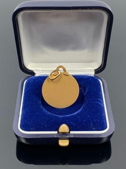 Médaille en or jaune figurant une Vierge.

D-2...
