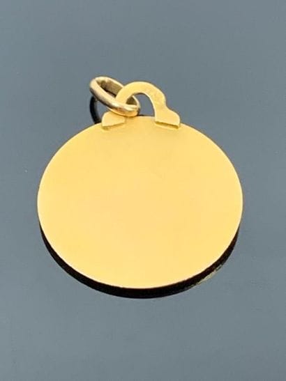 Médaille en or jaune figurant une Vierge.

D-2...