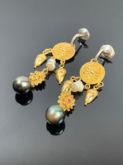 Paire de boucles d'oreilles en or jaune,...