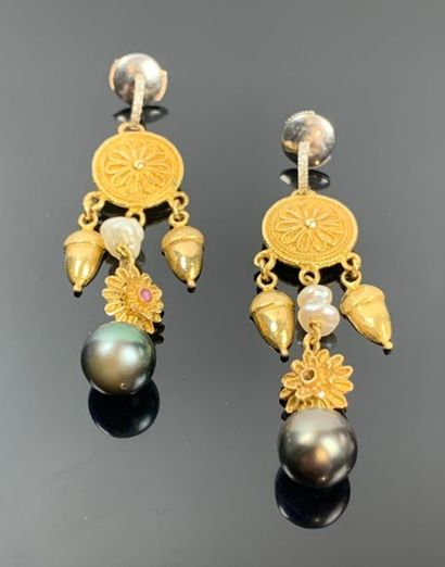 Paire de boucles d'oreilles en or jaune,...