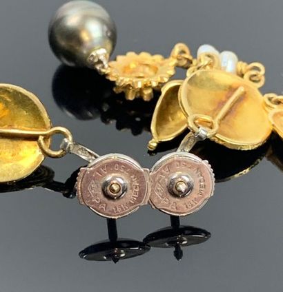 Paire de boucles d'oreilles en or jaune,...