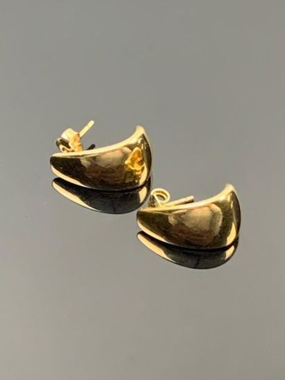 Paire de boucles d'oreille en or jaune.

H_1,80...