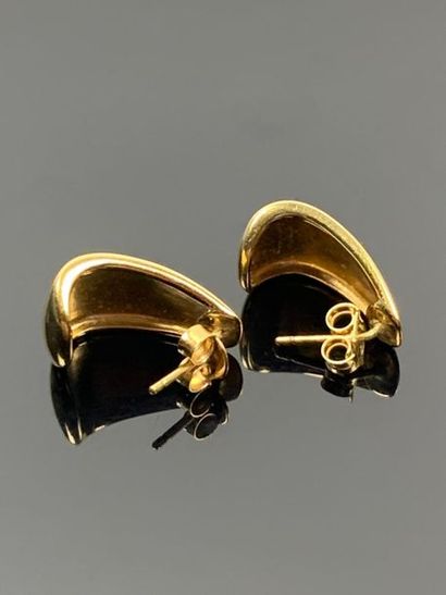 Paire de boucles d'oreille en or jaune.

H_1,80...