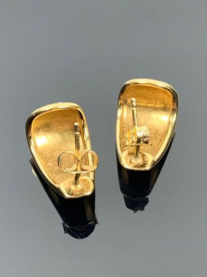 Paire de boucles d'oreille en or jaune.

H_1,80...