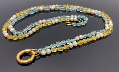 Collier de perles de pierres jaune et bleu...