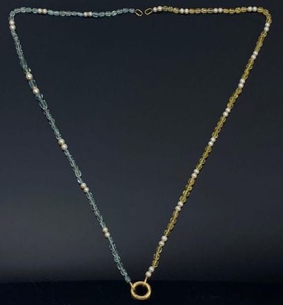 Collier de perles de pierres jaune et bleu...