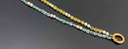Collier de perles de pierres jaune et bleu...
