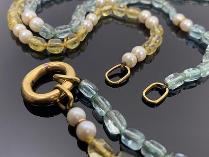 Collier de perles de pierres jaune et bleu...
