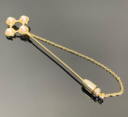 Epingle de jabot en or jaune et perles, chainette...
