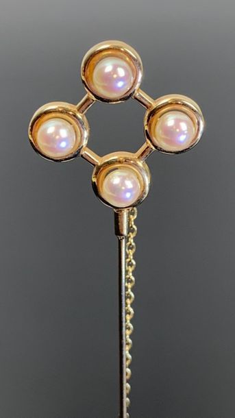 Epingle de jabot en or jaune et perles, chainette...