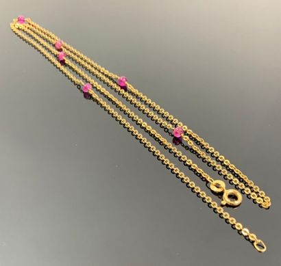 Chaine en or jaune et perles de pierre rose.

L_64...