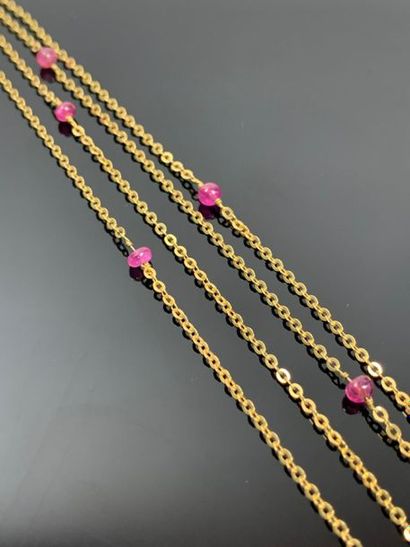 Chaine en or jaune et perles de pierre rose.

L_64...