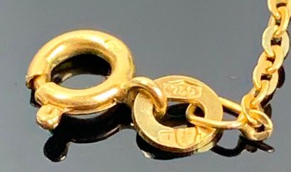 Chaine en or jaune et perles de pierre rose.

L_64...