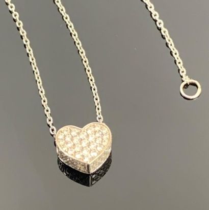 Collier en or blanc retenant un coeur orné...