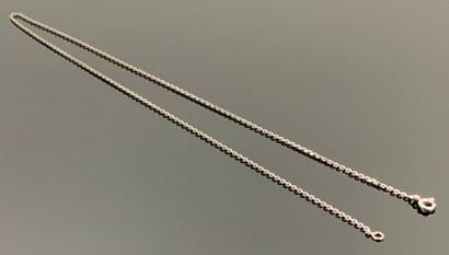 Chaine en or blanc.

L_41 cm. 3,36 grammes,...