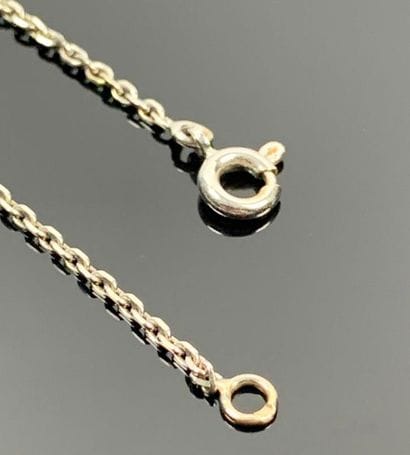 Chaine en or blanc.

L_41 cm. 3,36 grammes,...
