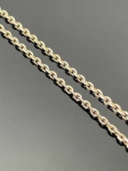 Chaine en or blanc.

L_41 cm. 3,36 grammes,...