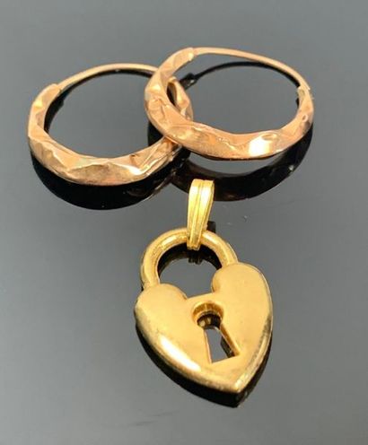 Paire de boucles d'oreilles et pendentif...
