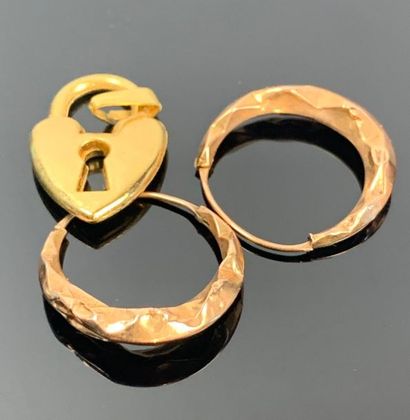 Paire de boucles d'oreilles et pendentif...